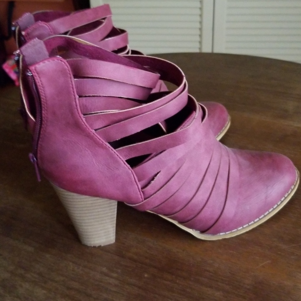 raspberry boots